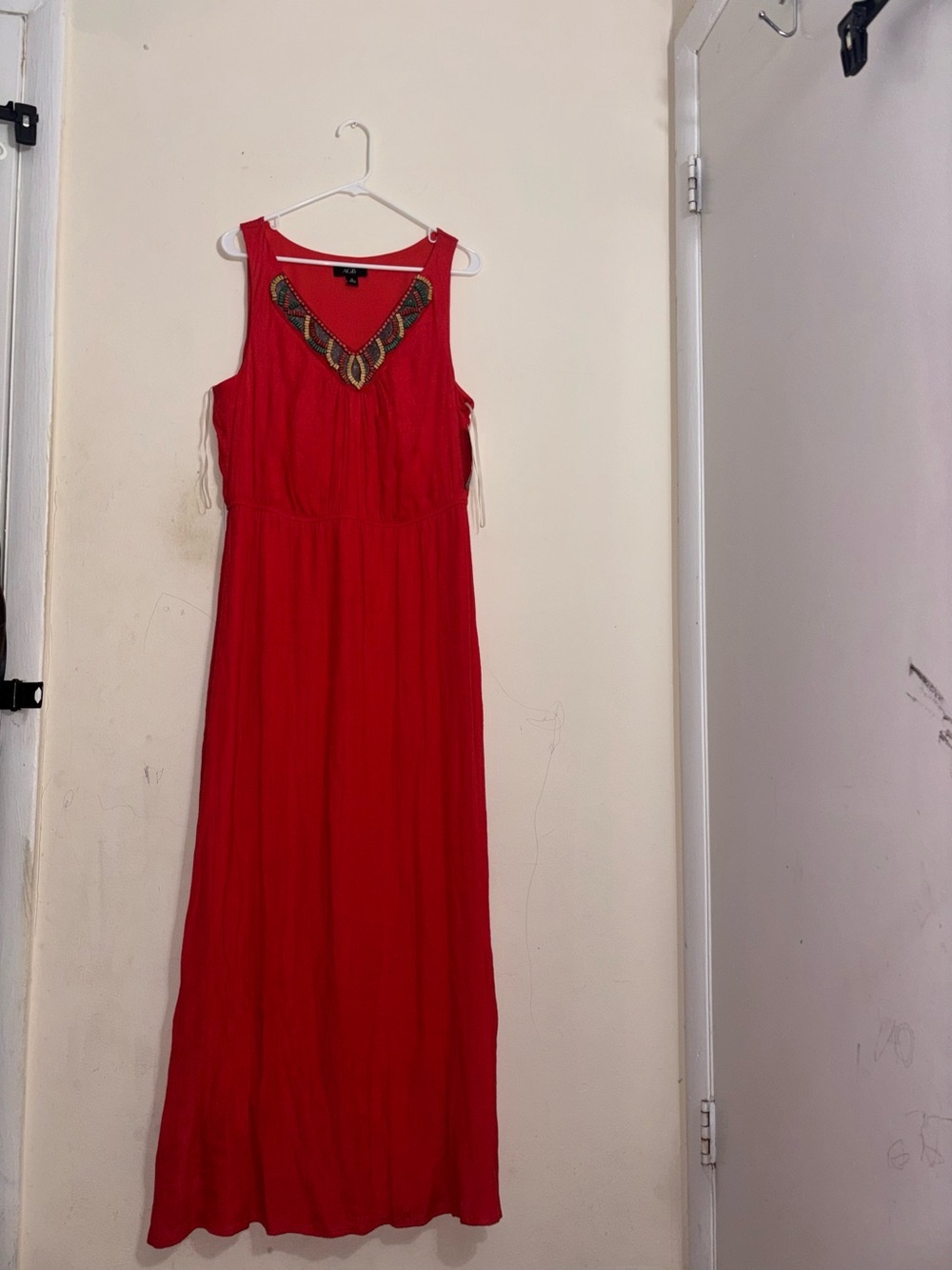 AGB‎ Woman Maxi Dress
Orange Sleeveless V-Neck
Embroidered Elastic Waist Size XL